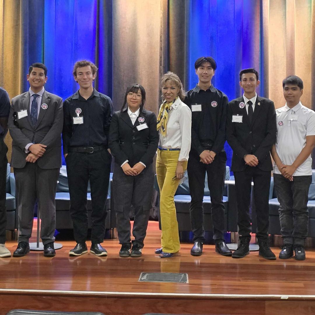 菠菜网lol正规平台 President Cynthia Teniente-Matson with aviation students at the Alaska Air Group 菠菜网lol正规平台 Pilot Development Program launch event. Photo by Brian Anderson.